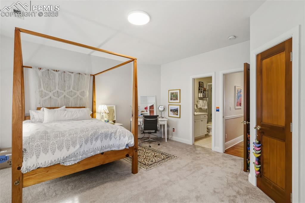 Image 35 of 50: Bedroom