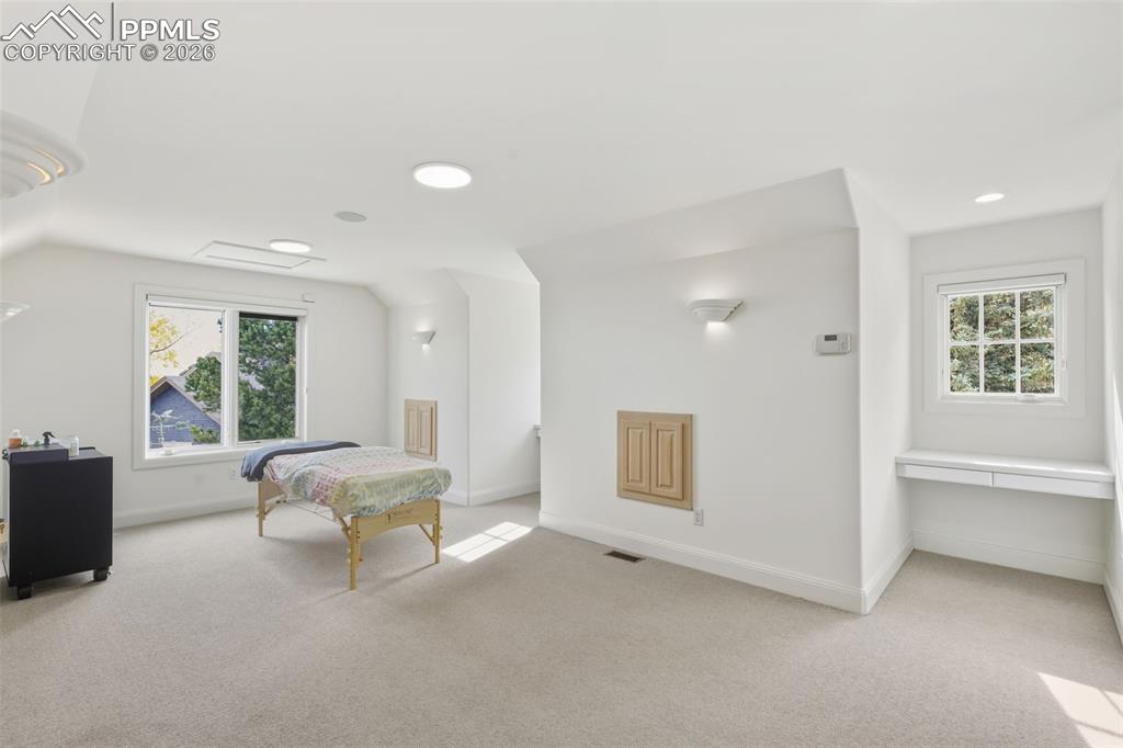 Image 37 of 50: Bedroom