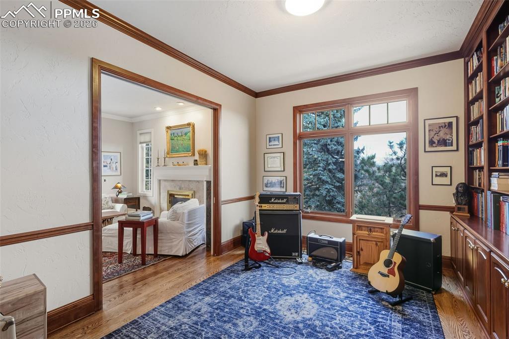 Image 8 of 50: Office