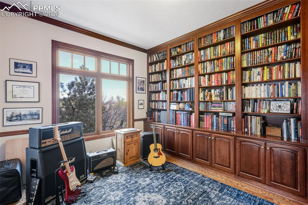 Image 9 of 50: Office