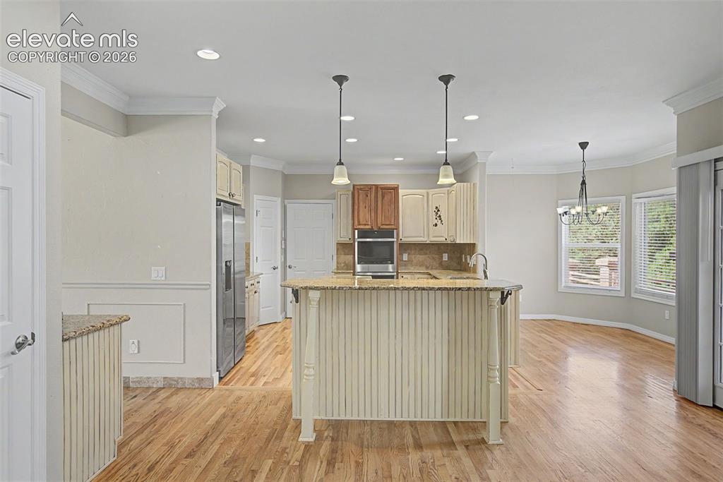 Image 10 of 50: Kitchen