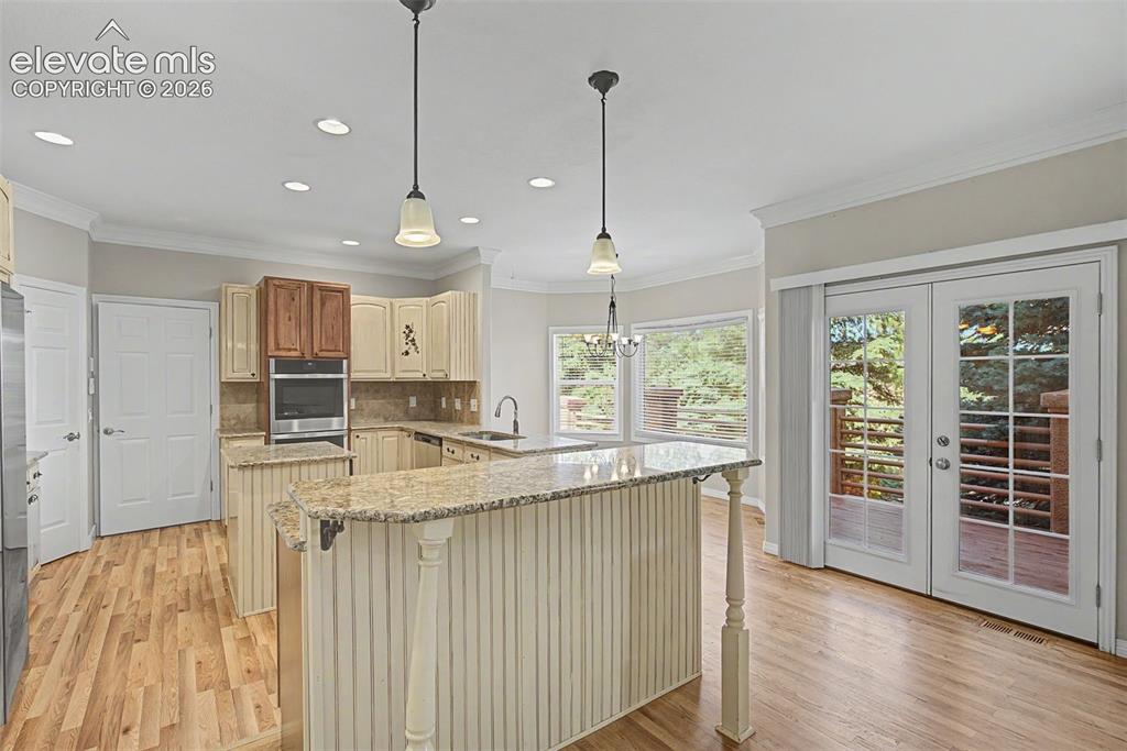 Image 11 of 50: Kitchen