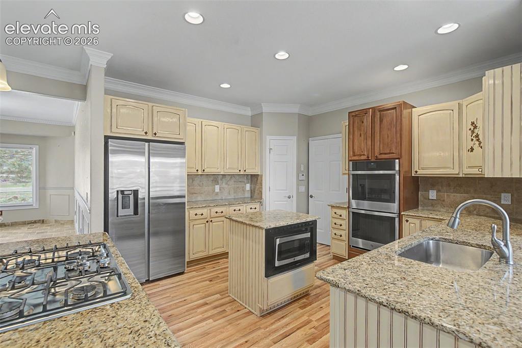 Image 12 of 50: Kitchen