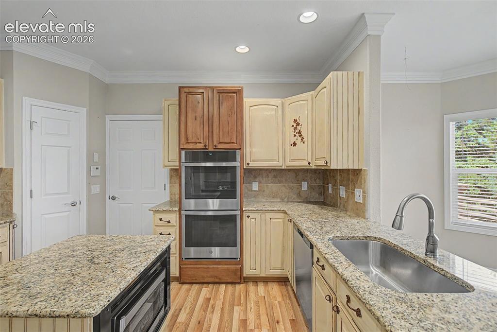Image 14 of 50: Kitchen