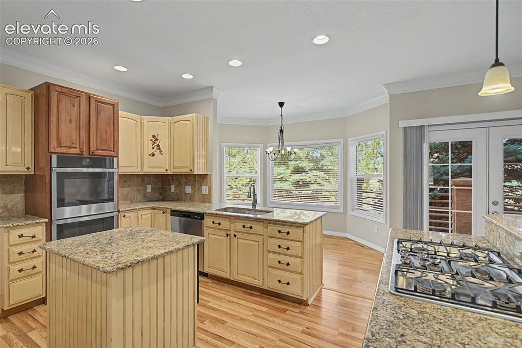 Image 15 of 50: Kitchen