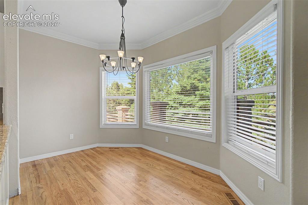 Image 16 of 50: Dining Area