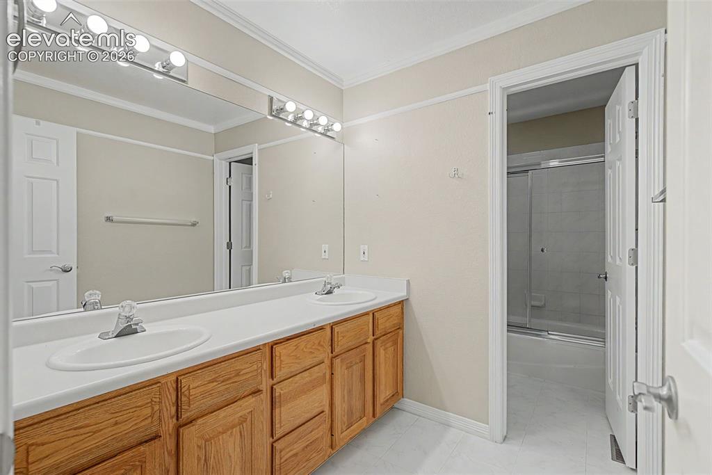 Image 35 of 50: Upper level full bathroom