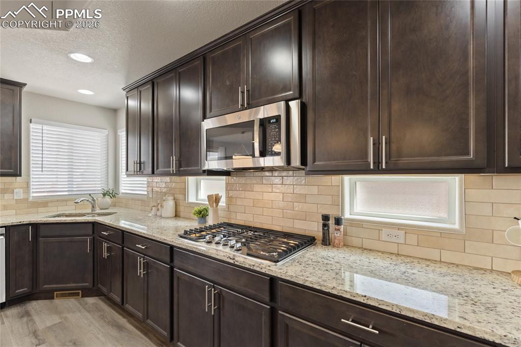 Image 10 of 50: Kitchen