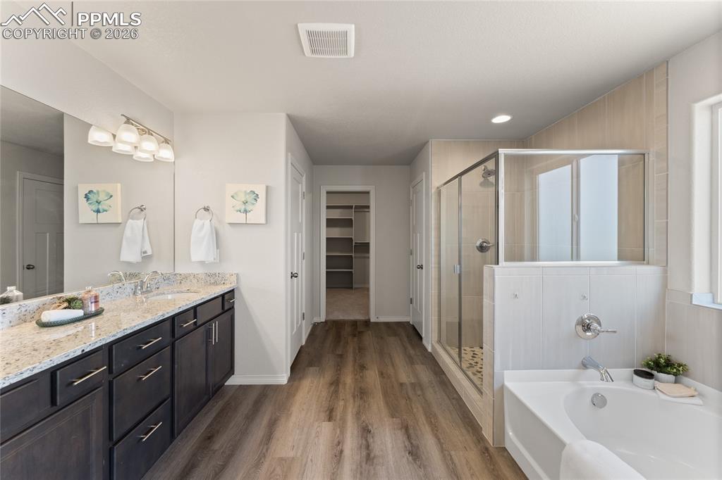 Image 27 of 50: Bathroom