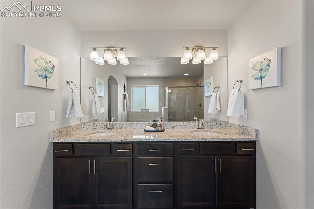 Image 28 of 50: Bathroom