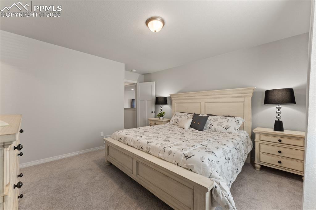 Image 33 of 50: Bedroom