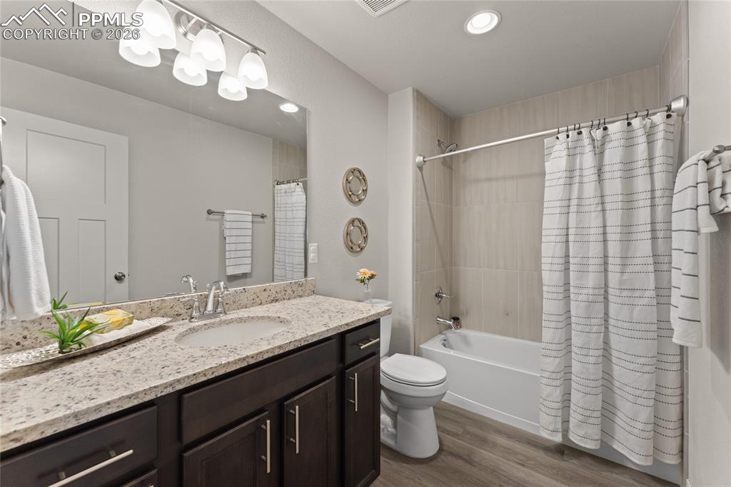 Image 36 of 50: Bathroom