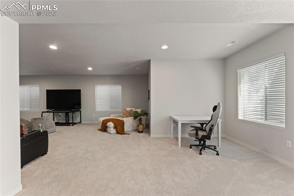 Image 37 of 50: Office