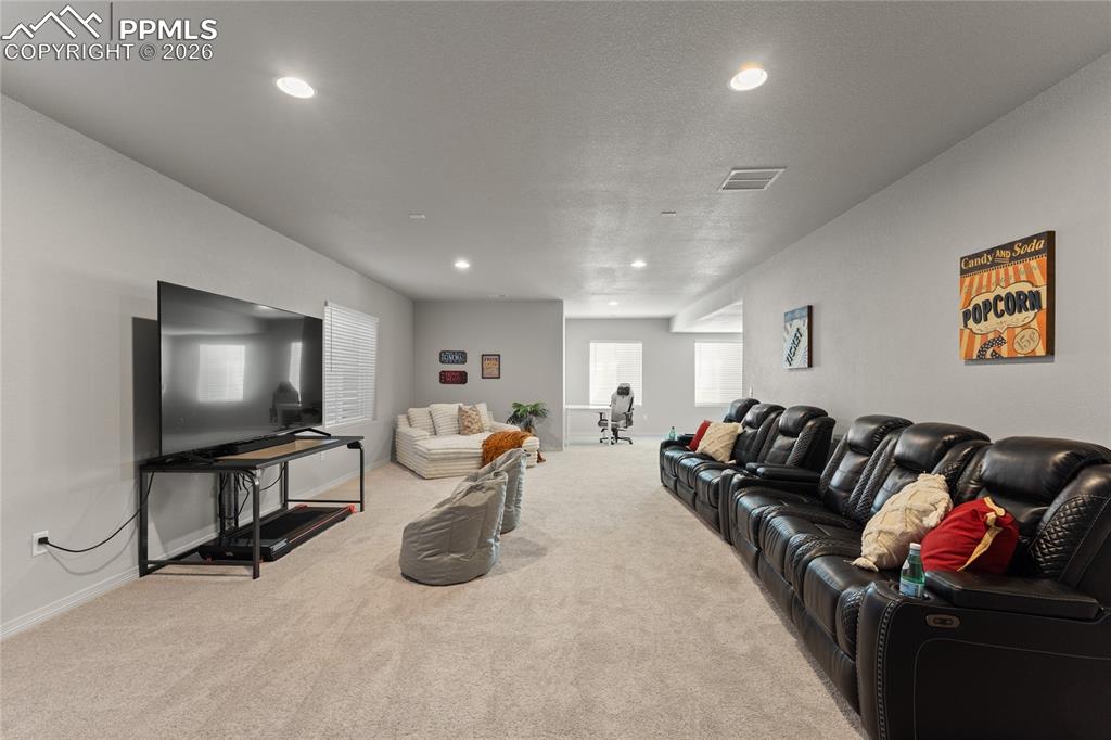 Image 40 of 50: Living Room