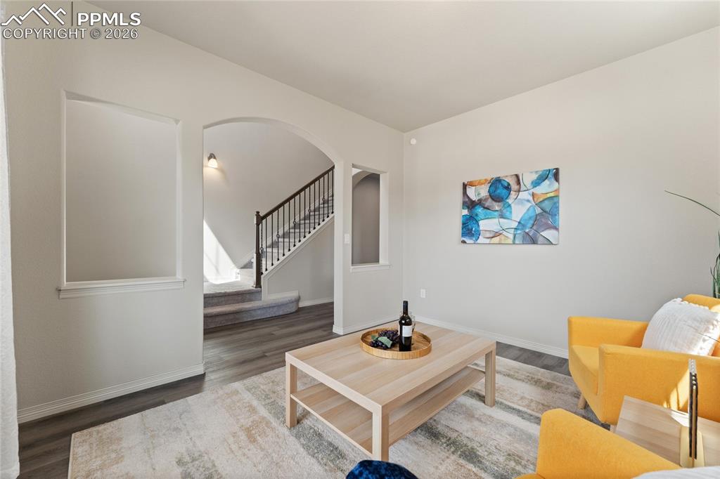 Image 7 of 50: Living Room