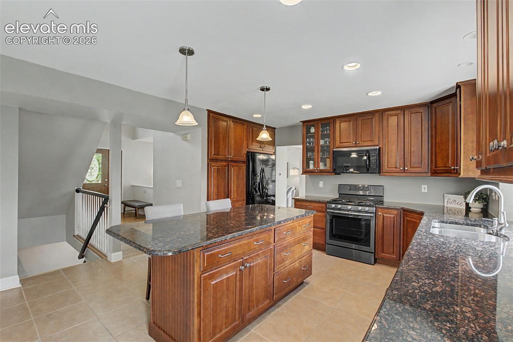 Image 10 of 40: Kitchen