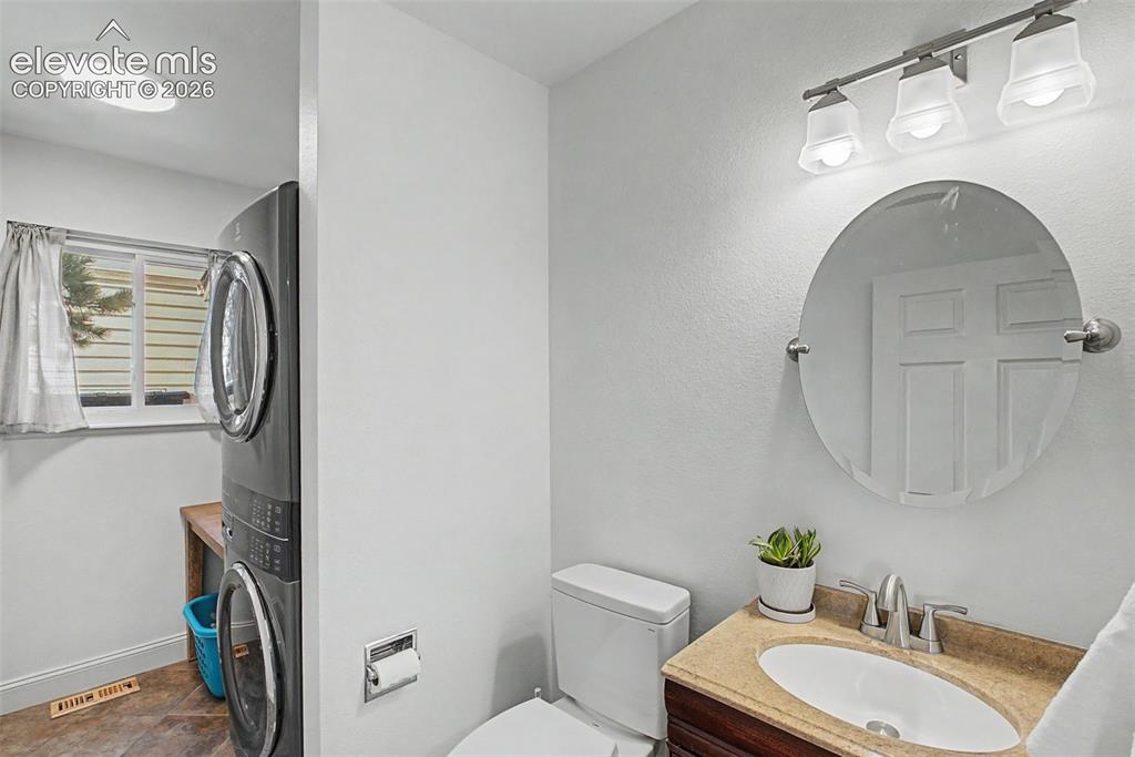 Image 16 of 40: Bathroom