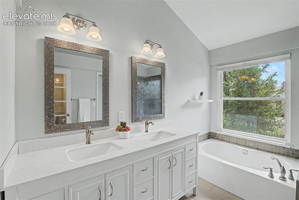 Image 21 of 40: Bathroom