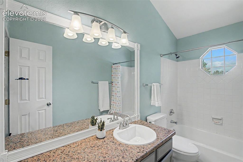 Image 25 of 40: Bathroom