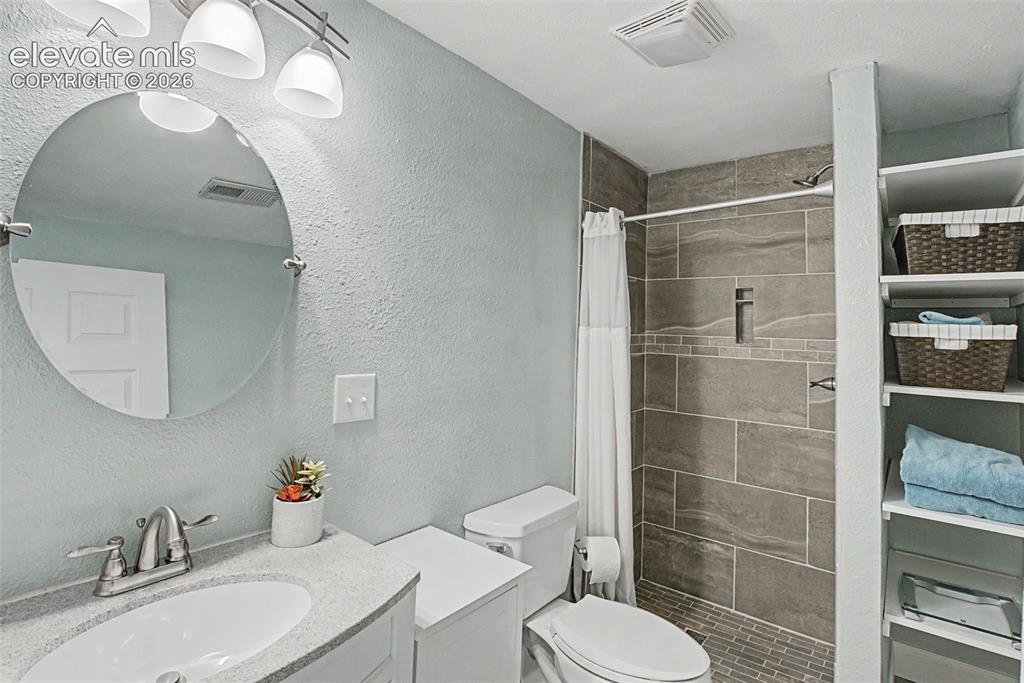 Image 29 of 40: Bathroom