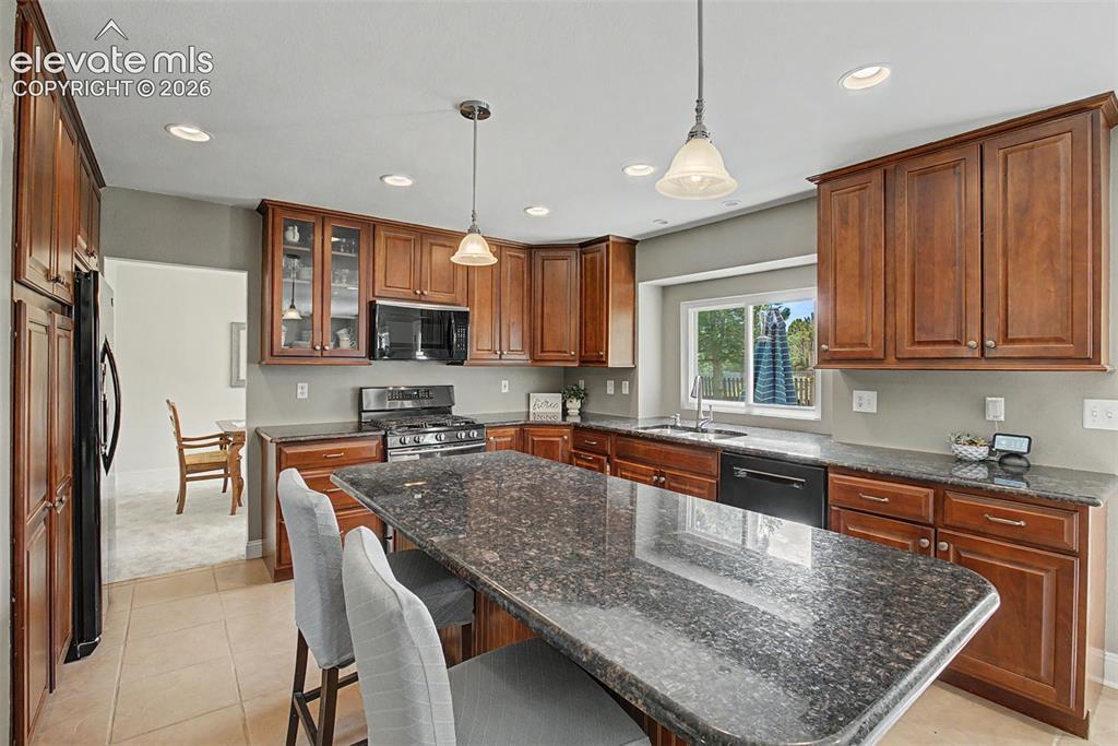 Image 9 of 40: Kitchen