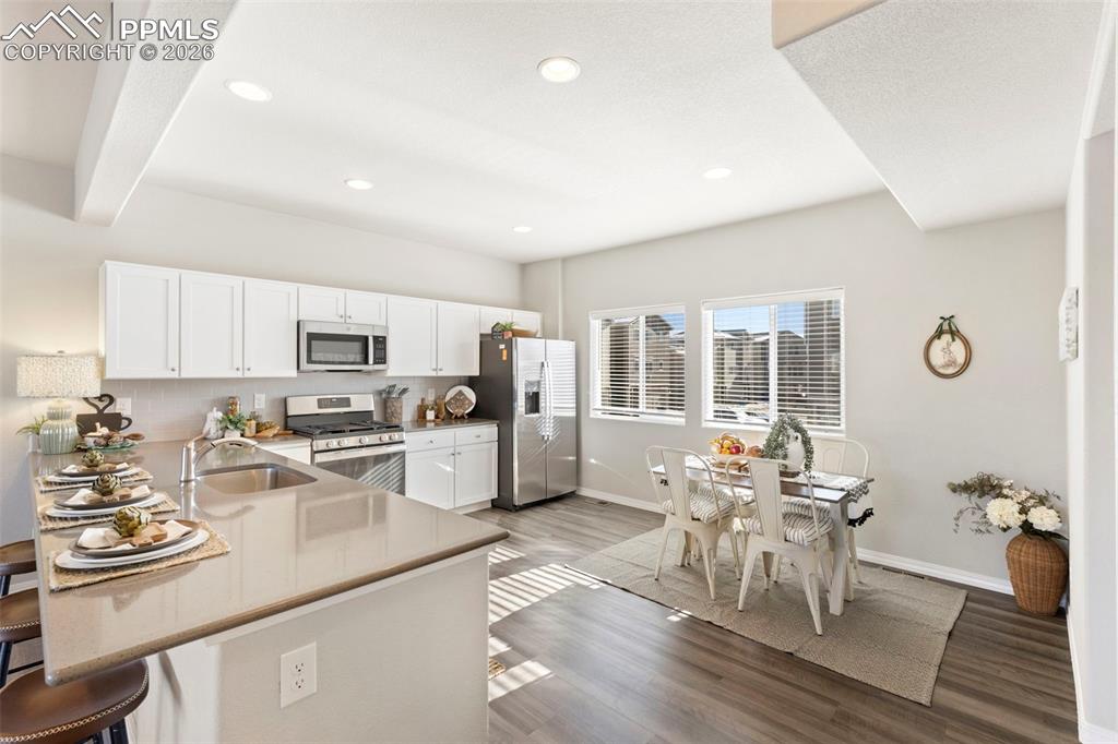 Image 15 of 35: Eating nook.