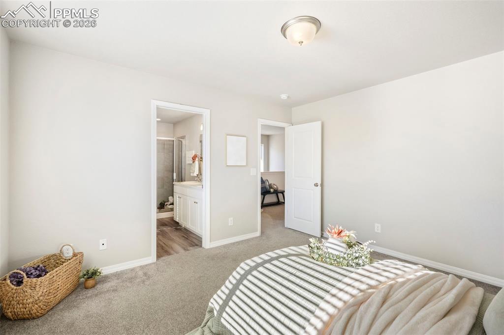 Image 27 of 35: En-suite