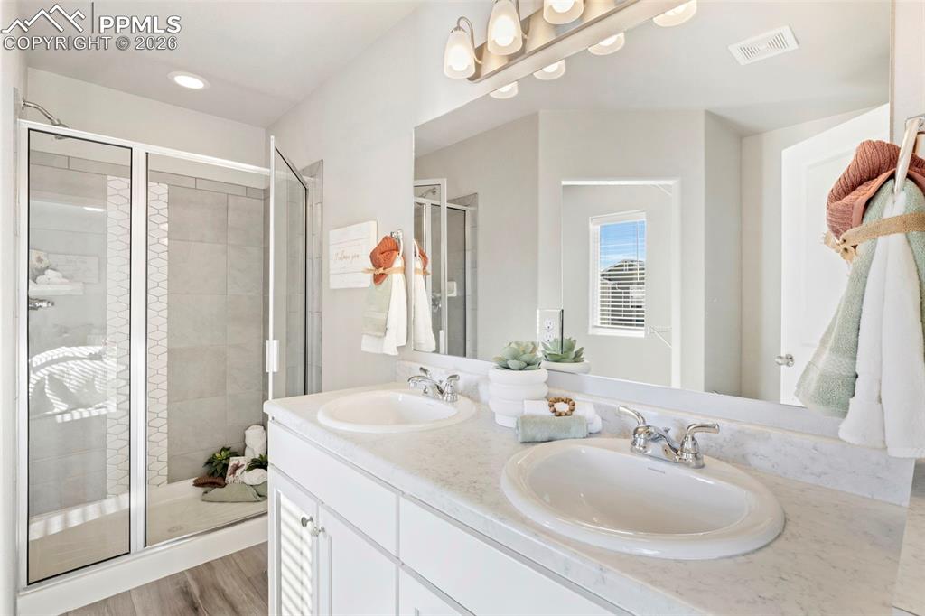 Image 28 of 35: En-suite bathroom.