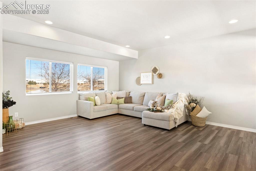 Image 7 of 35: Spacious living room.