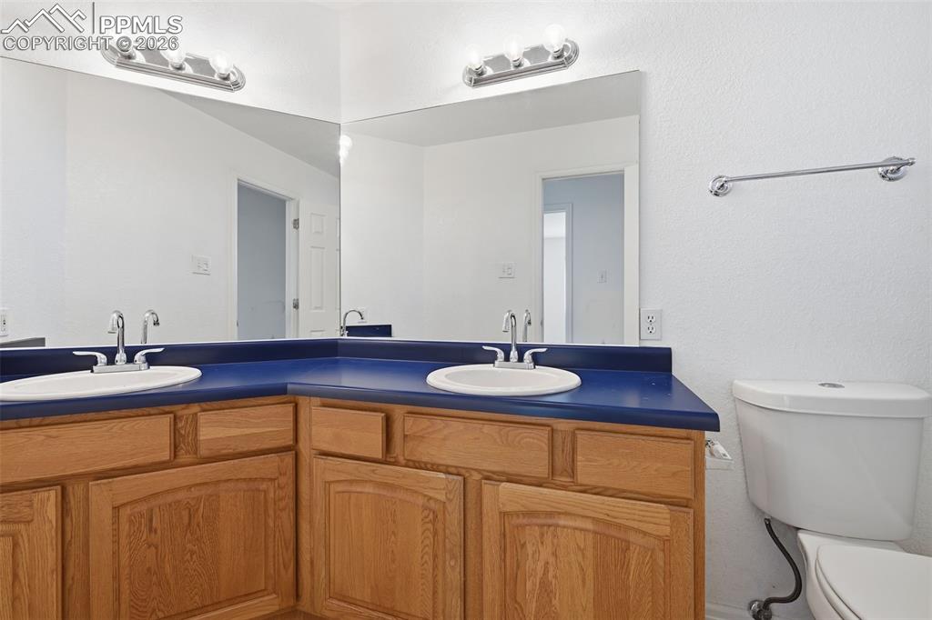 Image 30 of 41: Full bath on upper floor