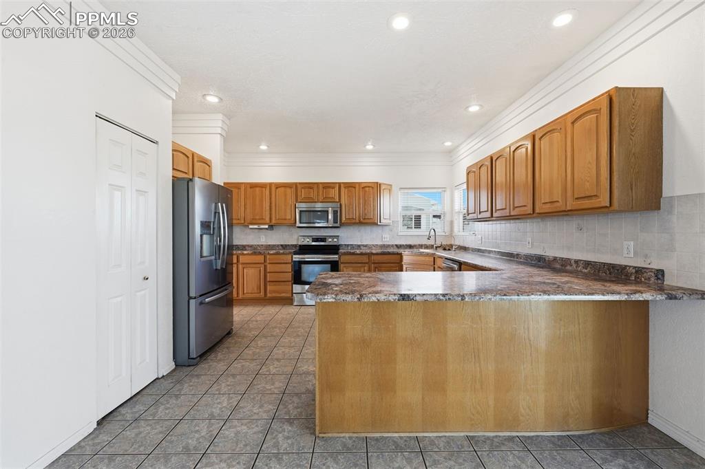 Image 4 of 41: Kitchen