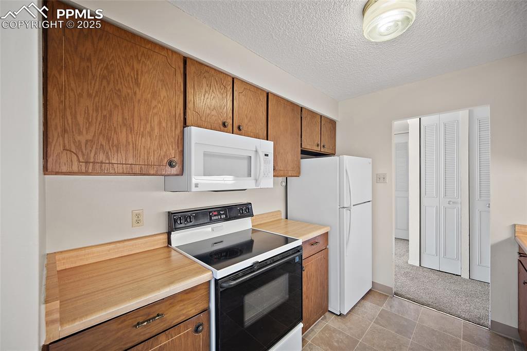 Image 12 of 23: Kitchen