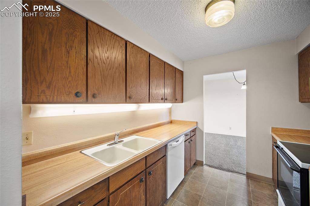 Image 13 of 23: Kitchen