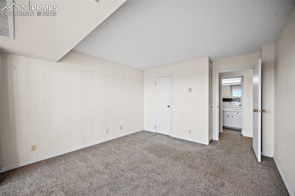 Image 16 of 23: Bedroom