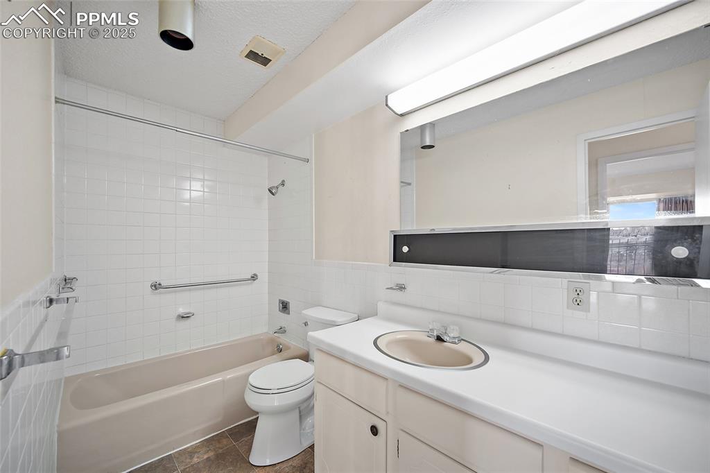 Image 17 of 23: Bathroom