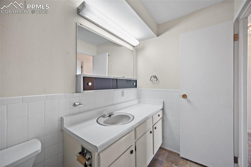 Image 18 of 23: Bathroom