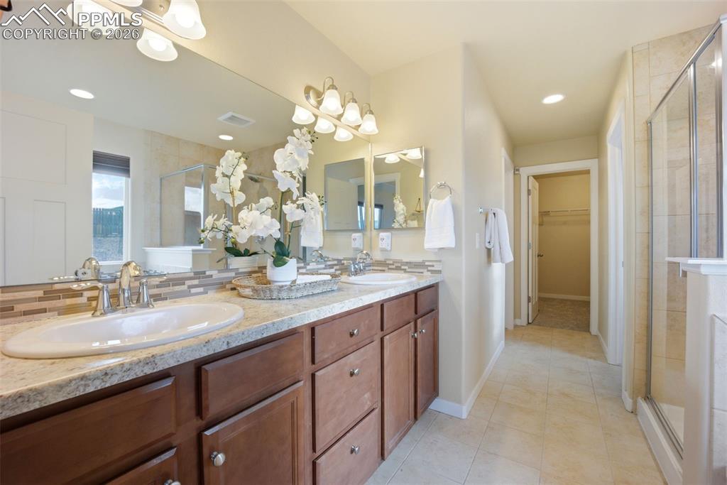 Image 15 of 33: Bathroom