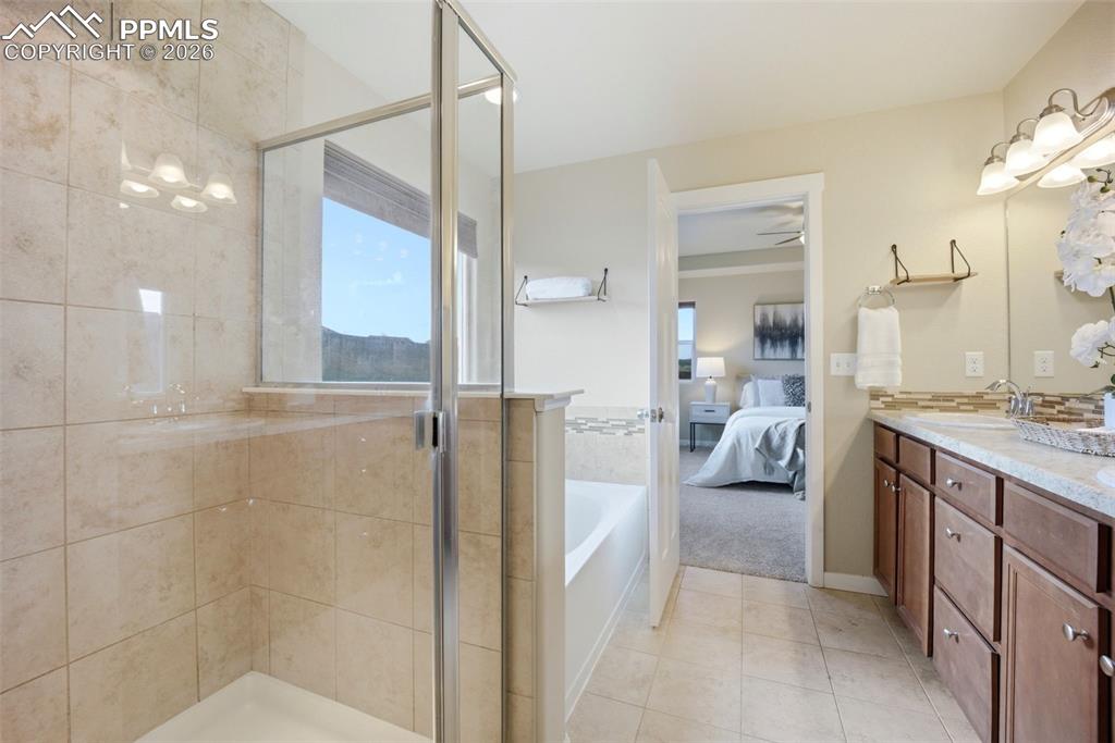 Image 16 of 33: Bathroom