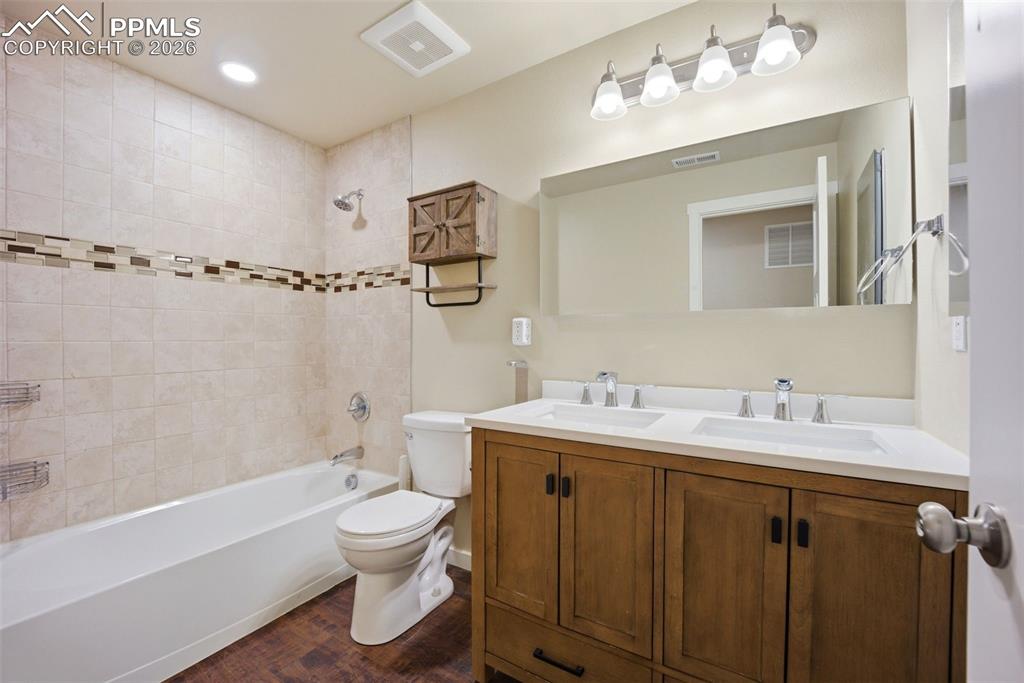 Image 18 of 33: Bathroom