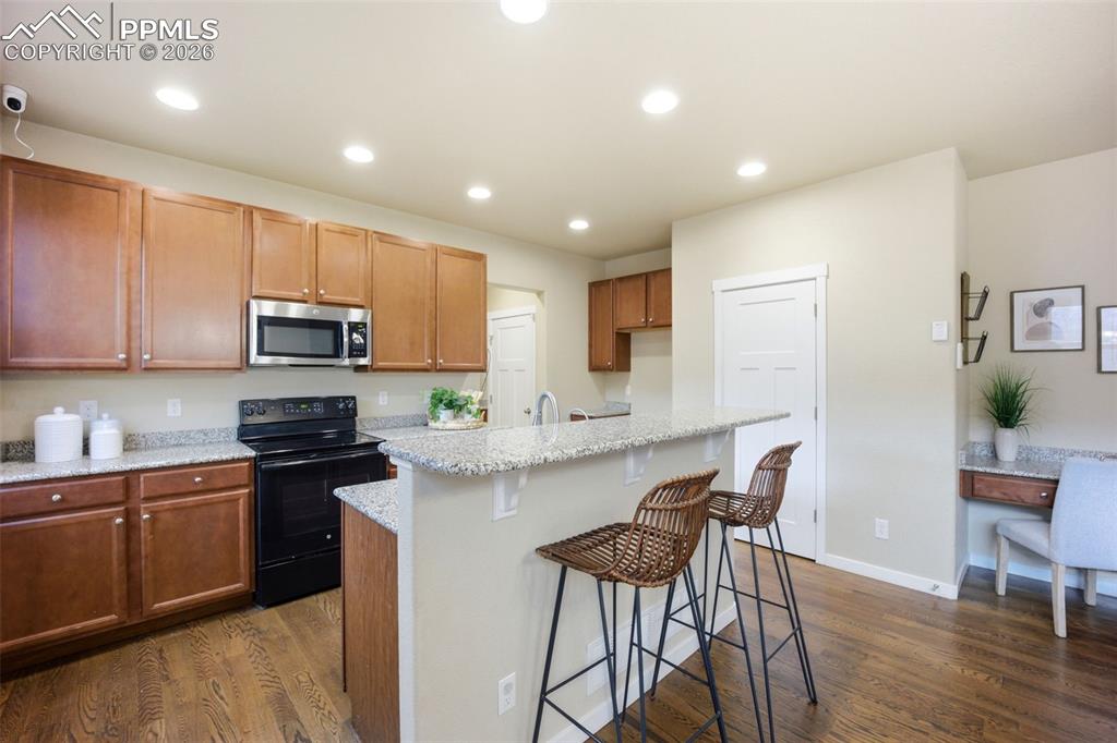 Image 6 of 33: Kitchen