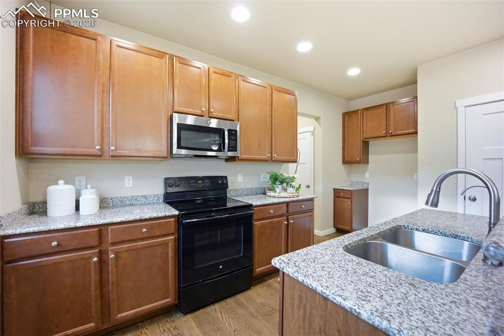 Image 7 of 33: Kitchen