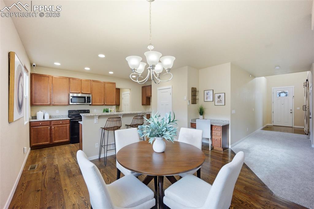 Image 8 of 33: Dining Area