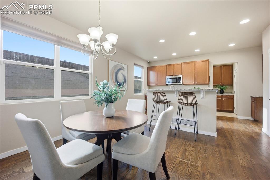 Image 9 of 33: Dining Area