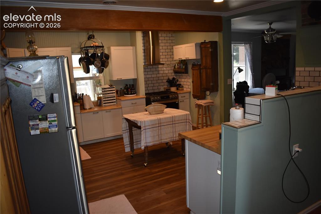 Image 15 of 45: Kitchen