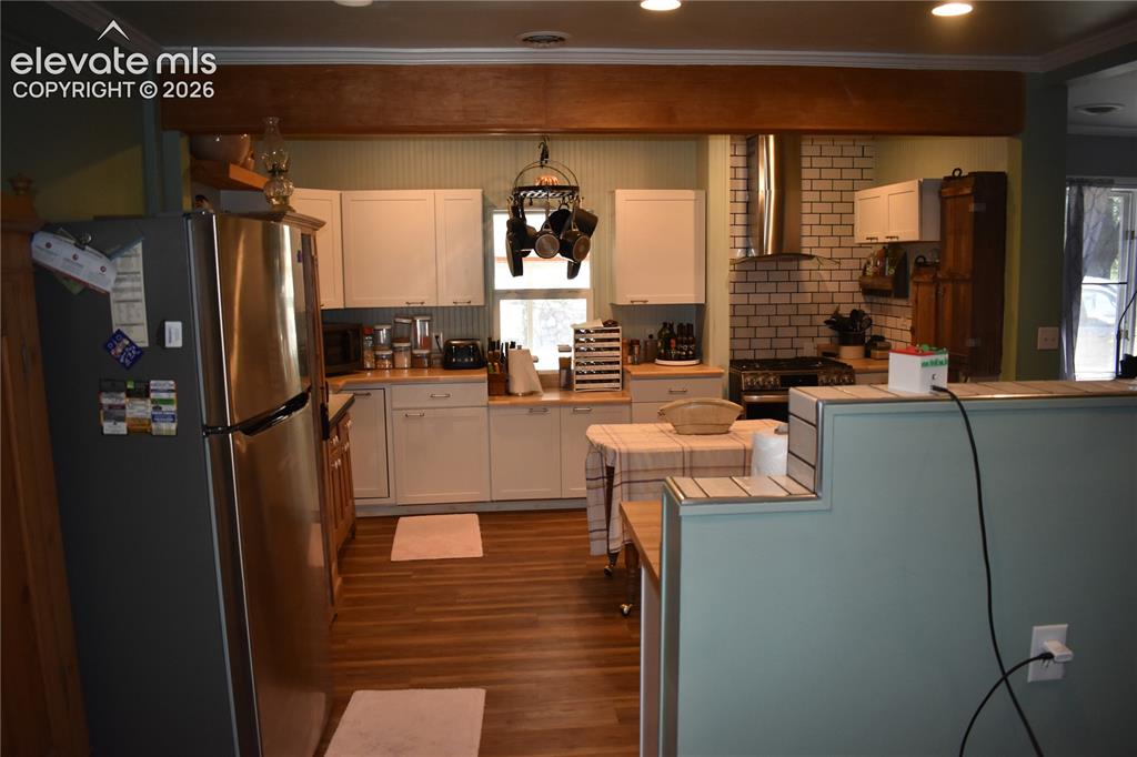 Image 16 of 45: Kitchen