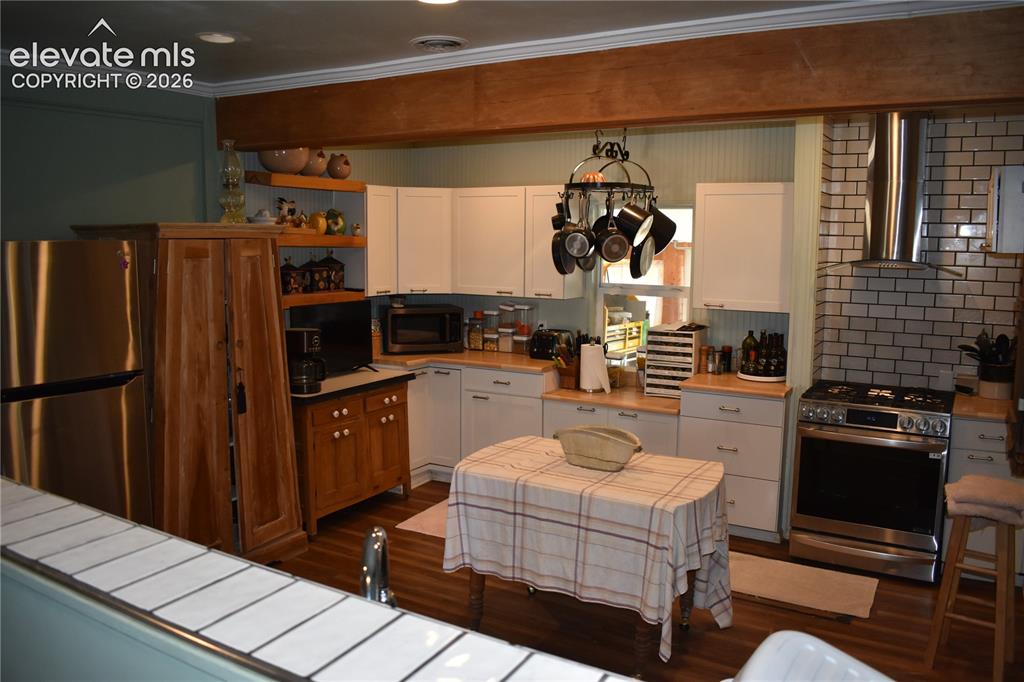 Image 17 of 45: Kitchen