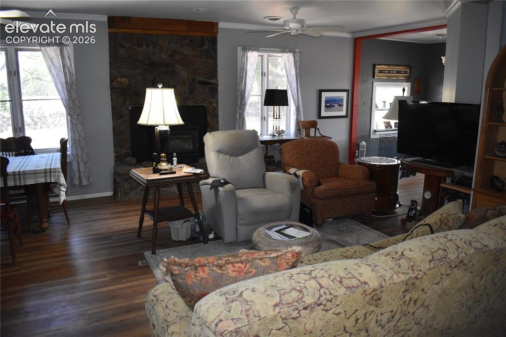Image 41 of 45: Living Room