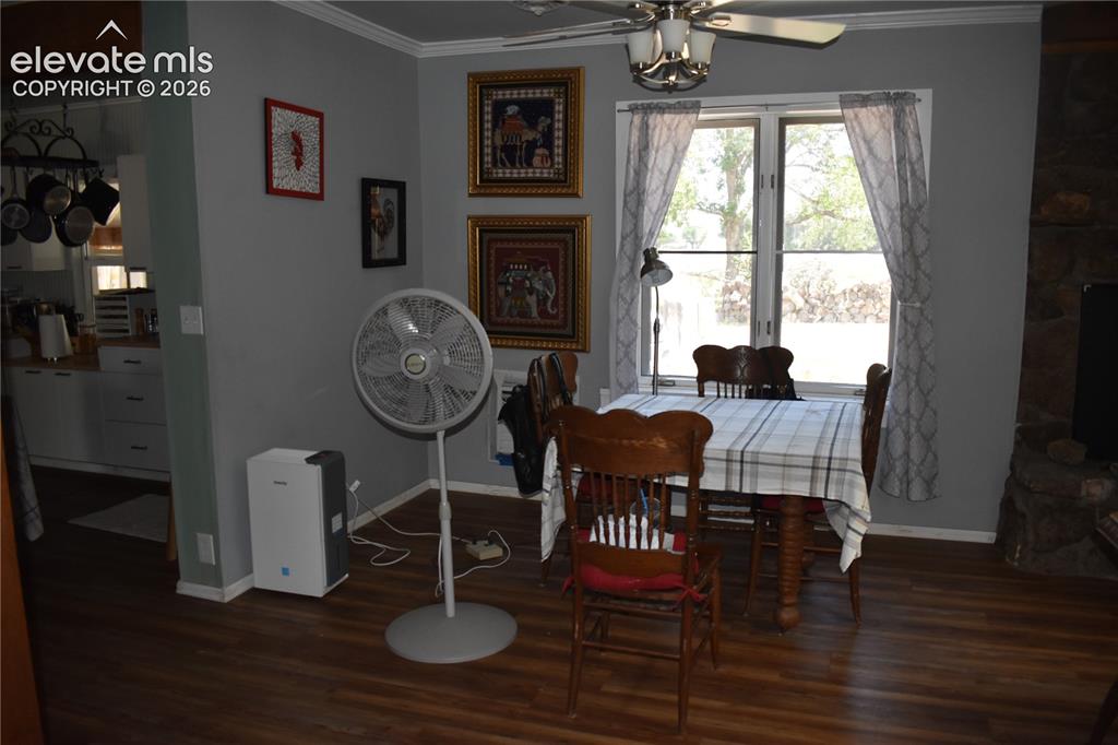 Image 42 of 45: Dining Area