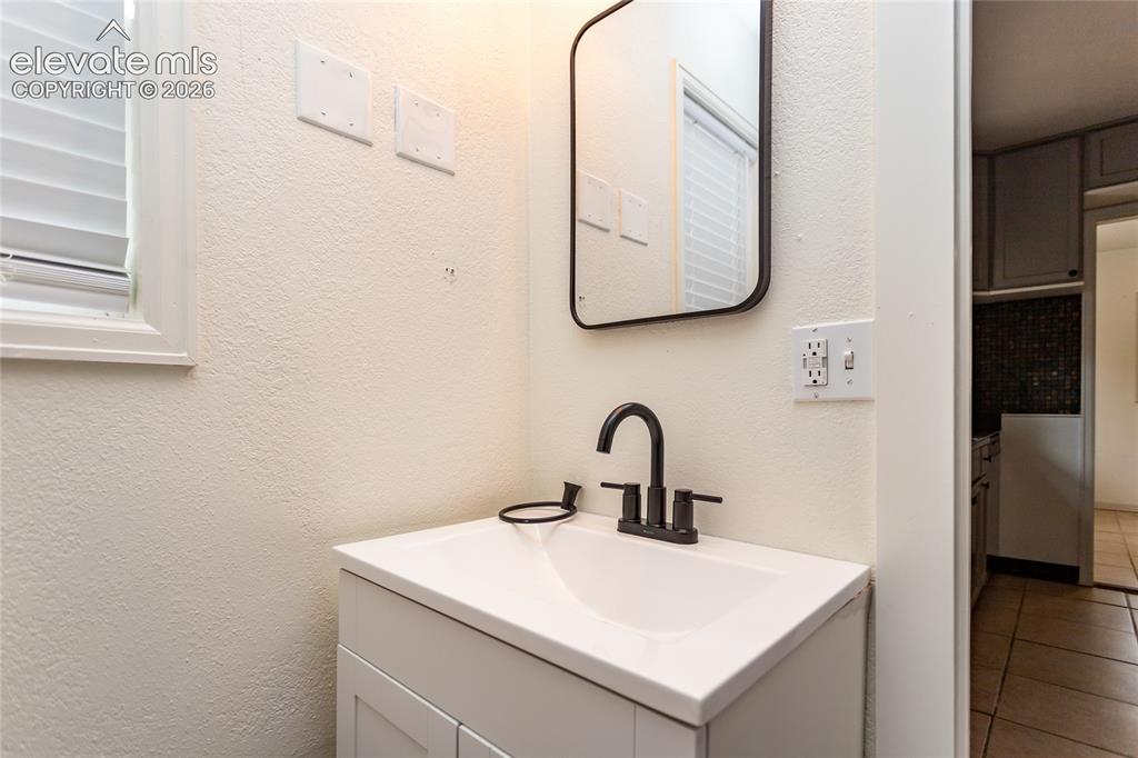 Image 18 of 35: Bathroom