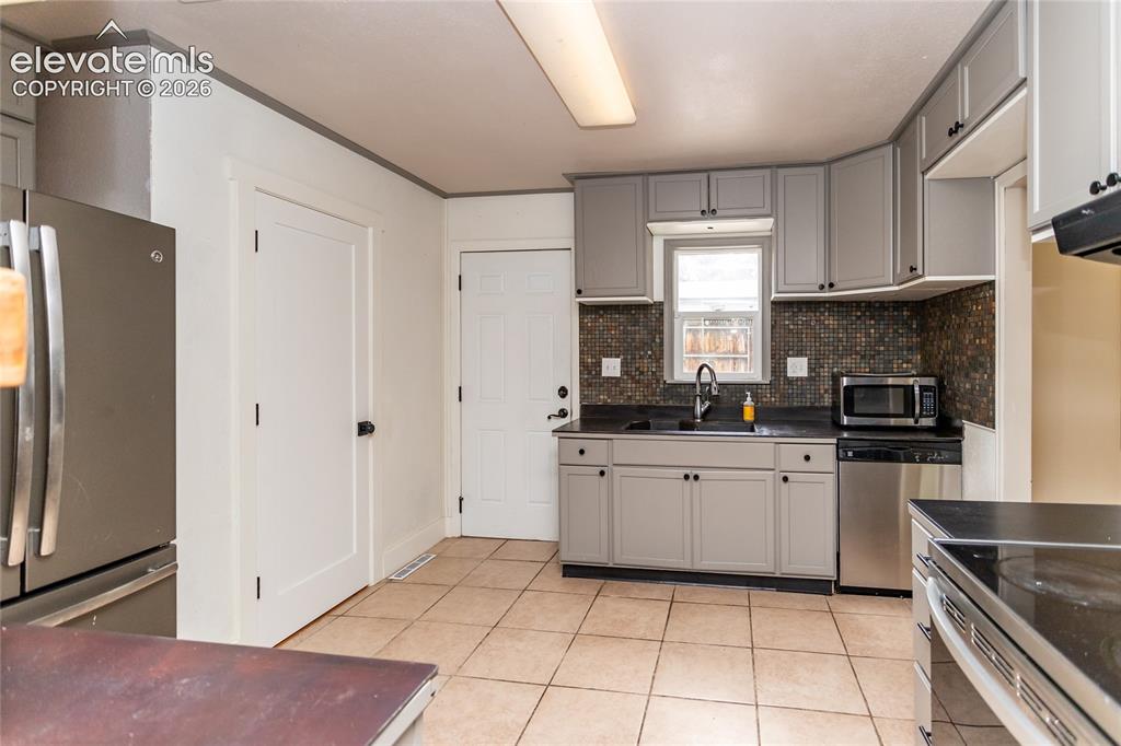 Image 19 of 35: Kitchen
